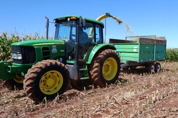 Secretaria de Agricultura inicia confecção de silagem