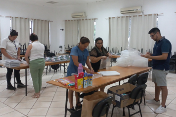 Servidores da Assistência Social montam Kits Escolares 