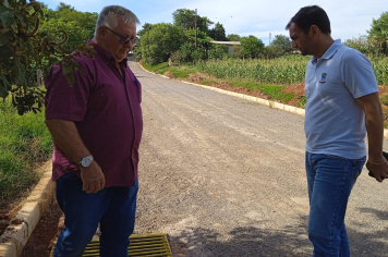 Prefeito e secretário acompanham pavimentação na Linha 26