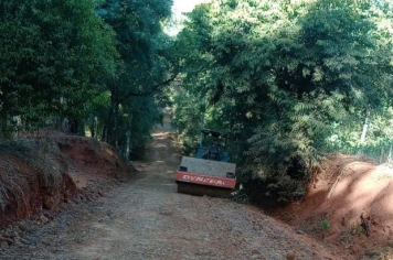 Secretaria de Obras realiza cascalhamento em travessão próximo ao Sítio Jardim Tropical