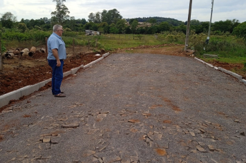 Prefeito Paulo Dolovitsch acompanha obras na Rua Panambi