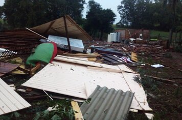 Temporal destelha pelo menos cinco casas em Ajuricaba