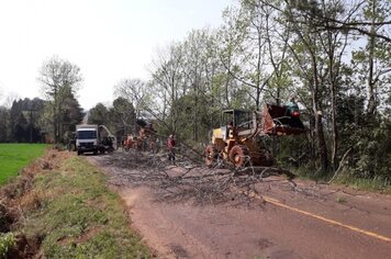 Secretaria de Obras e parceiros seguem serviço de corta de galhos na ERS 514