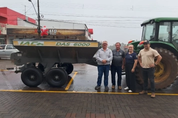 Município recebe distribuidor de calcário e amplia investimentos em equipamentos agrícolas