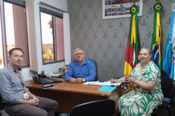 Prefeito e vice-prefeita de Ajuricaba se reúnem com representante da RGE 