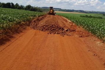 Secretaria de Obras realiza encascalhamento de estradas