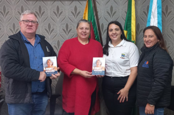 Secretaria de Assistência Social realiza entrega de livro voltado à longevidade 