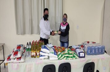 Entidades recebem alimentos da campanha ‘Futebol Tá Na Mesa’