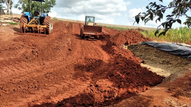 Abertura de covas para silagem beneficia produtores de leite