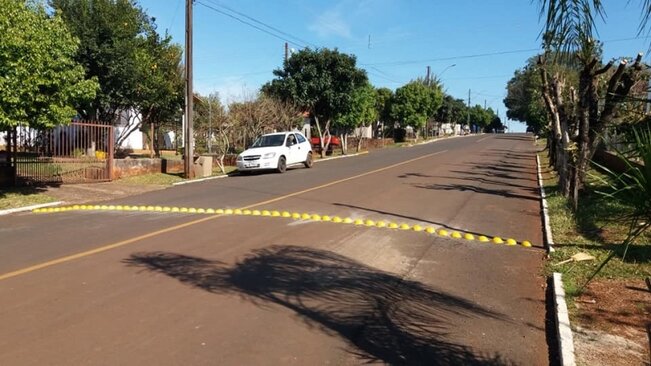 Departamento de trânsito instala redutores de velocidade