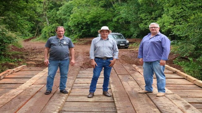 Equipes de Ajuricaba e Condor reforma ponte da divisa