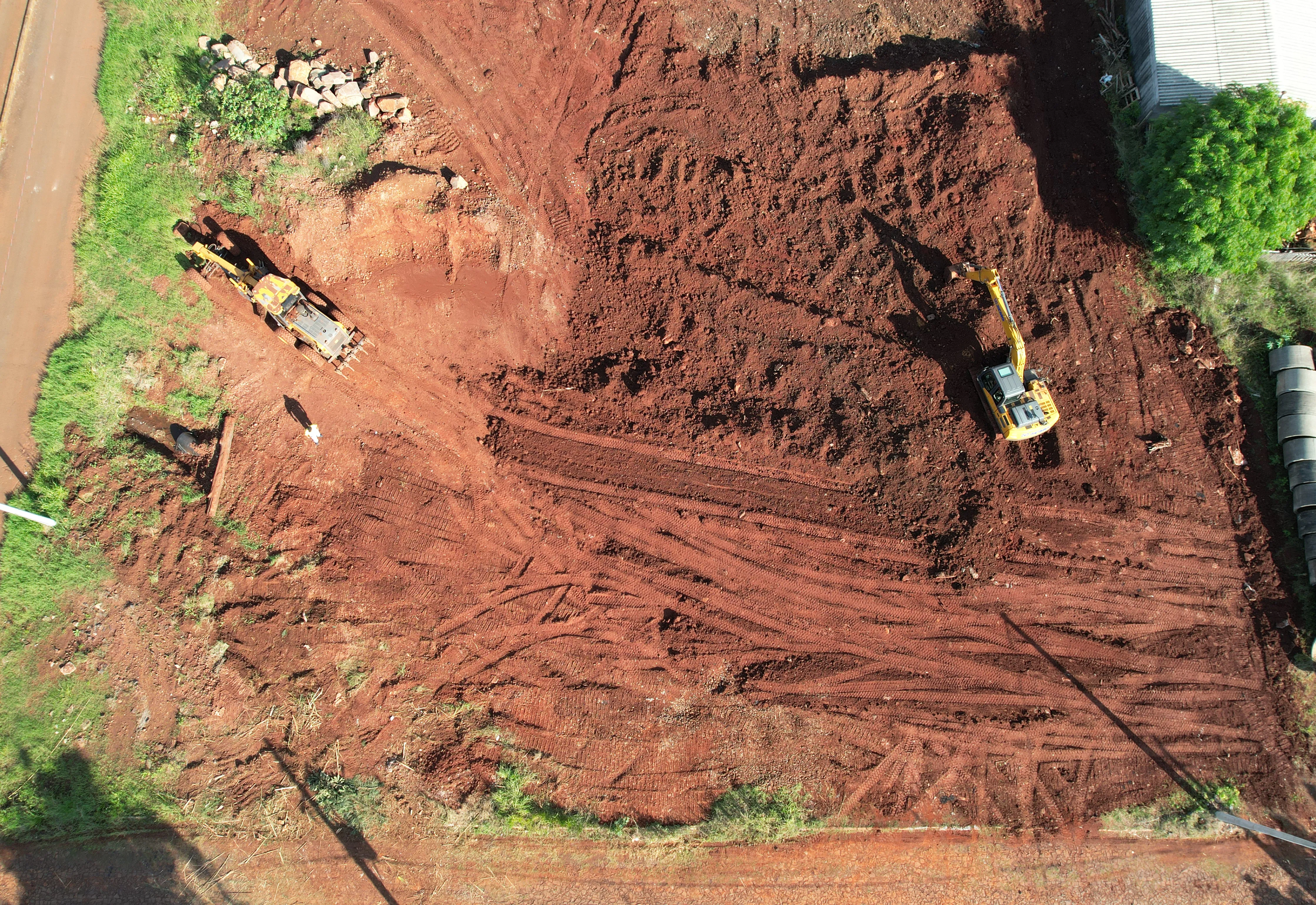 Executivo acompanha andamento da terraplanagem do programa habitacional