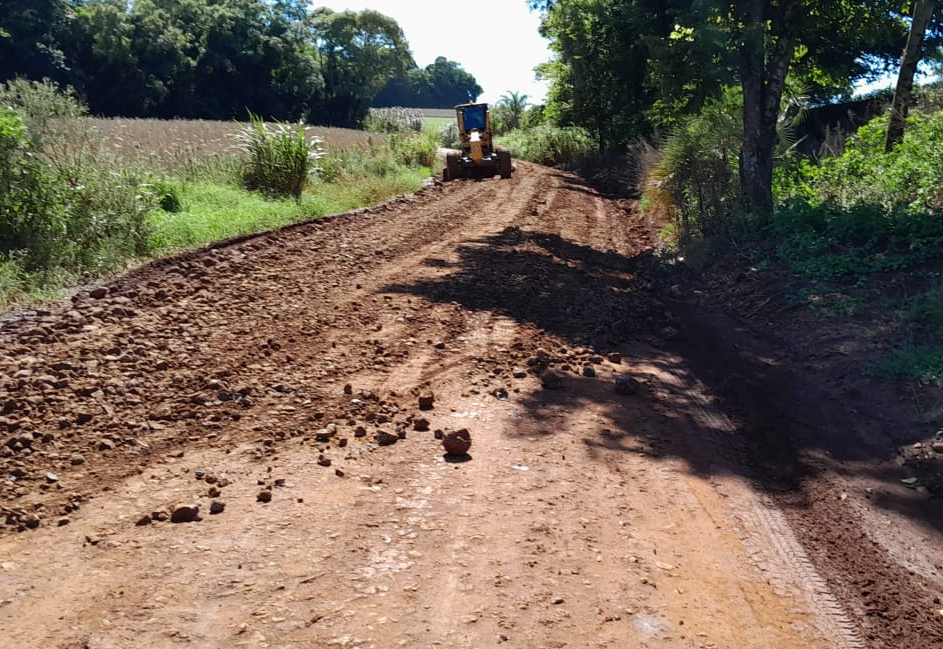 Secretaria de Obras realiza cascalhamento em trechos da estrada geral