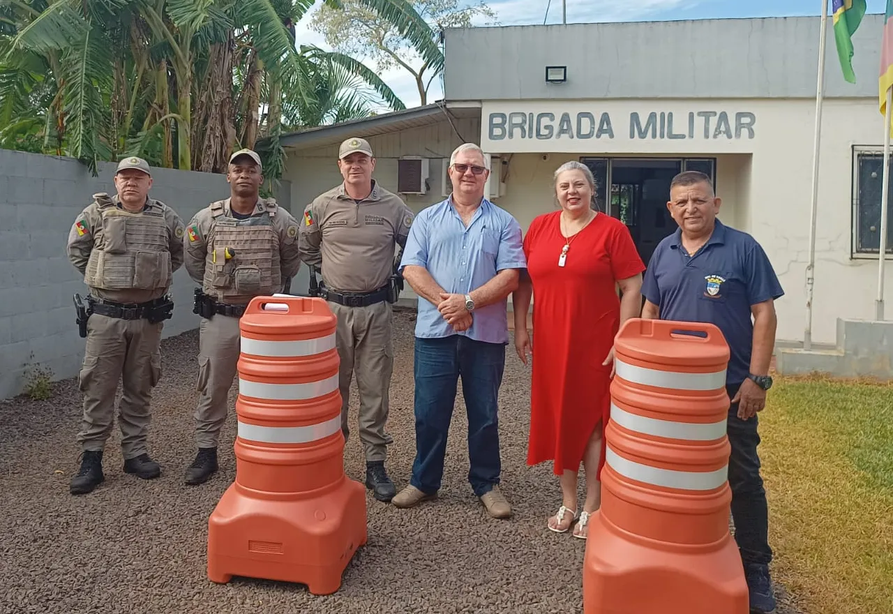 Administração Municipal entrega cones de sinalização à Brigada Militar e discute segurança no trânsito