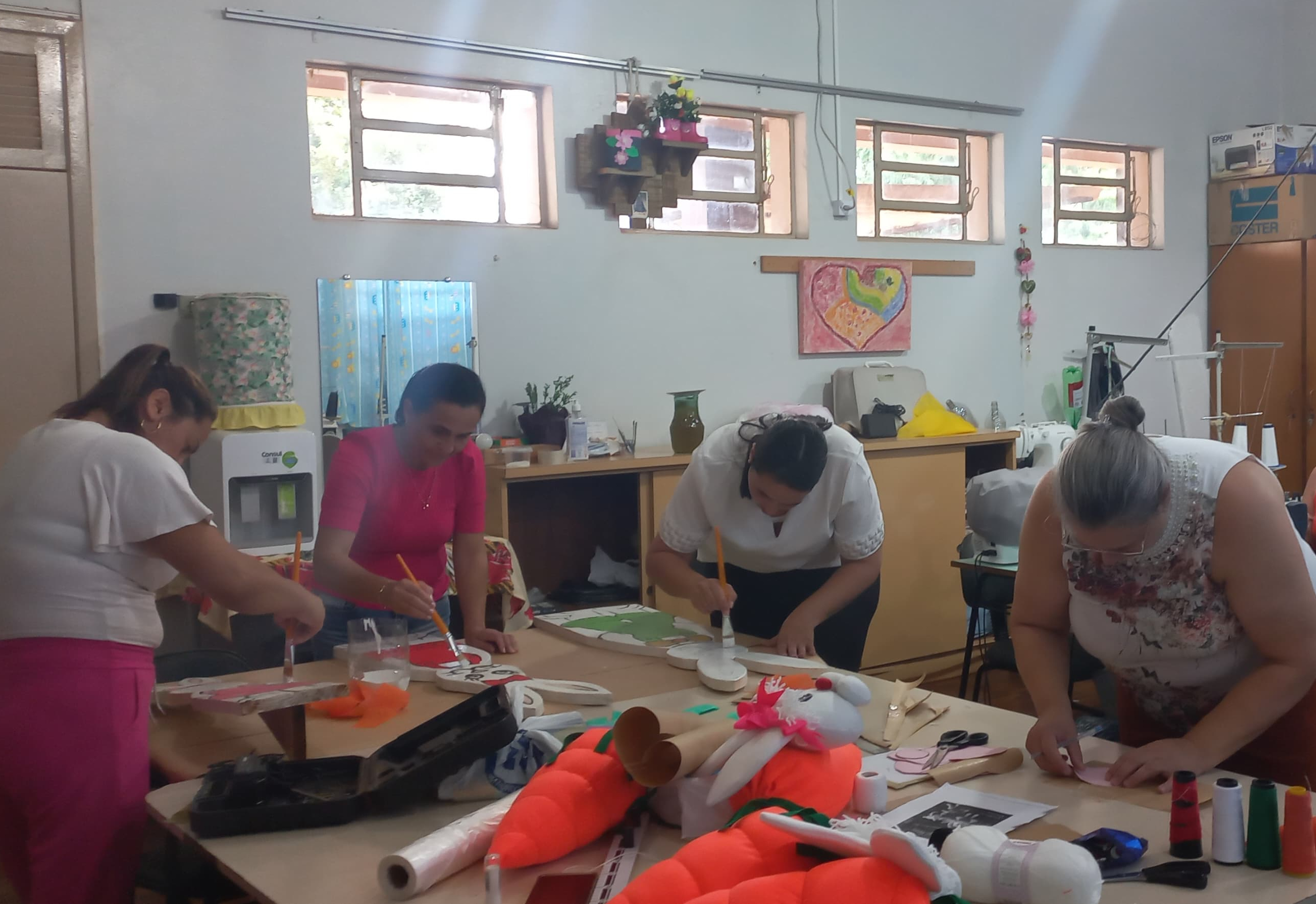 Preparativos para decoração de Páscoa na praça estão sendo finalizados