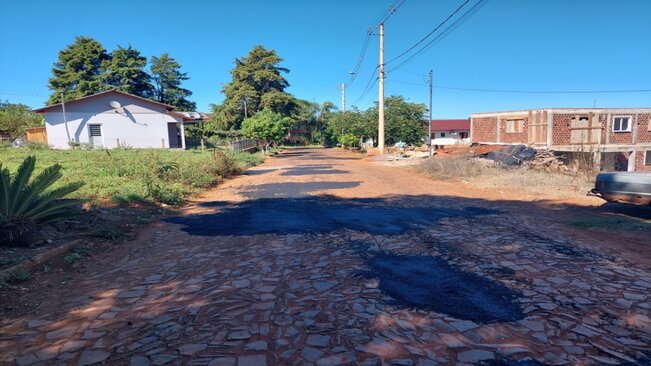 Secretaria de obras realiza tapa buracos