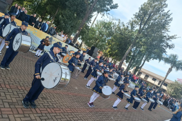 Desfile Cívico de Ajuricaba reúne grande público e celebra a história local