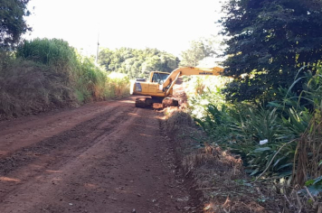 Secretaria de Obras realiza limpeza de vala na Linha 22