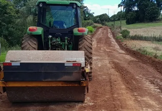 Município de Ajuricaba recebe dois tratores John Deere do Governo do Estado