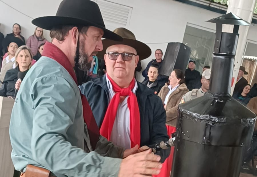 Chama Crioula é recebida com solenidade na Praça Notélio Mariotti