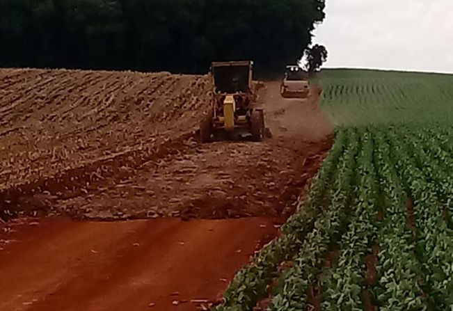Secretaria de Obras realiza encascalhamento em trecho da Linha 25