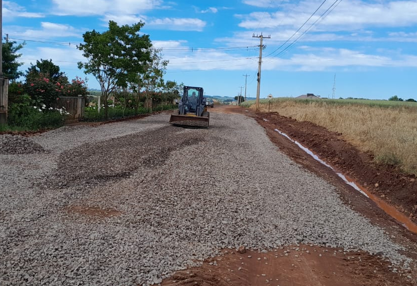 Iniciam obras de recuperação de estradas com recursos do Estado