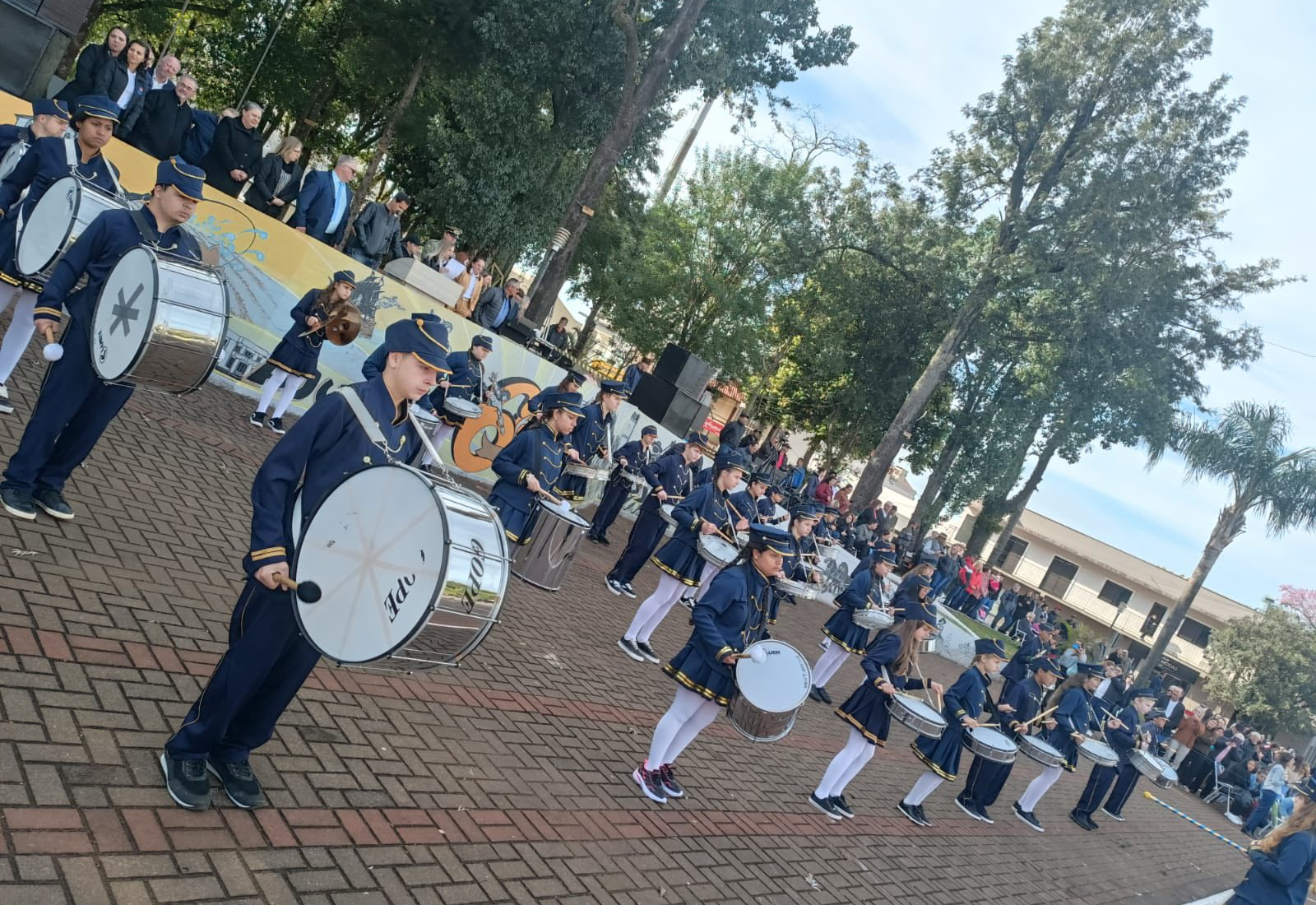 Desfile Cívico de Ajuricaba reúne grande público e celebra a história local