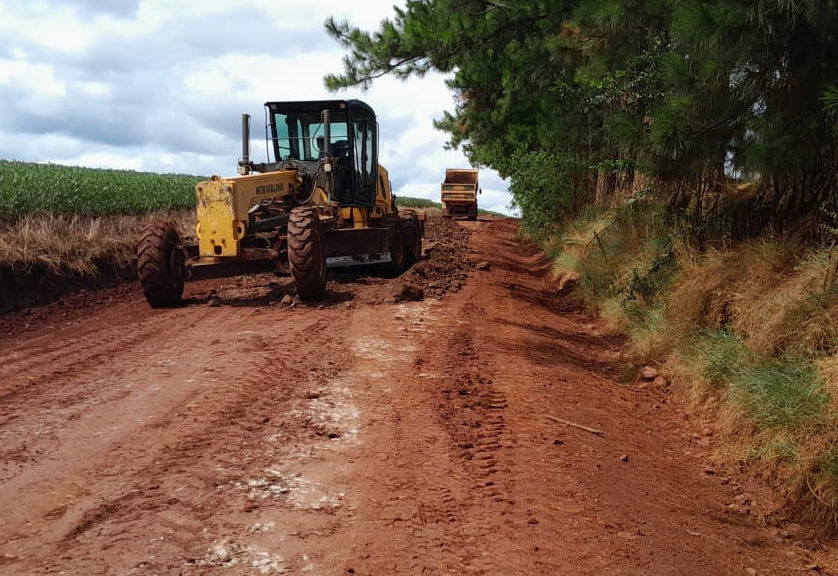 Secretaria de Obras realiza melhorias na estrada geral 