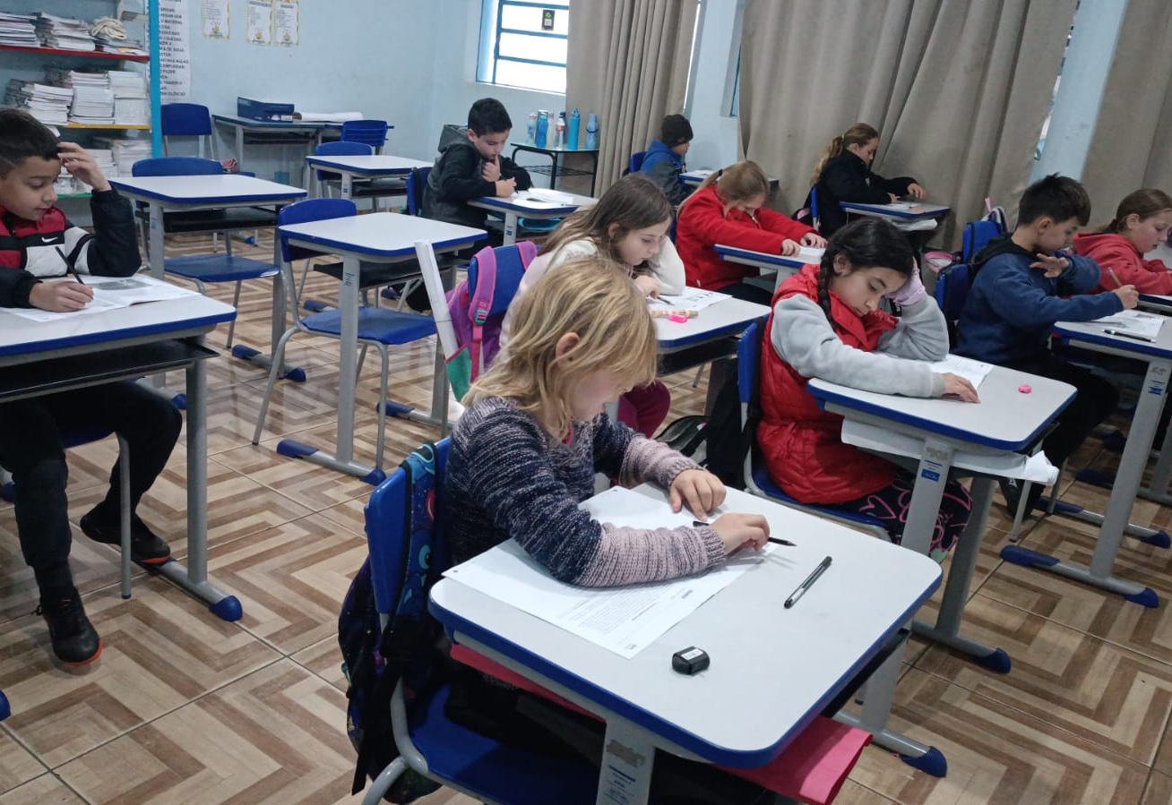 Estudantes realizam avaliação do Sistema SIM em preparação para provas externas